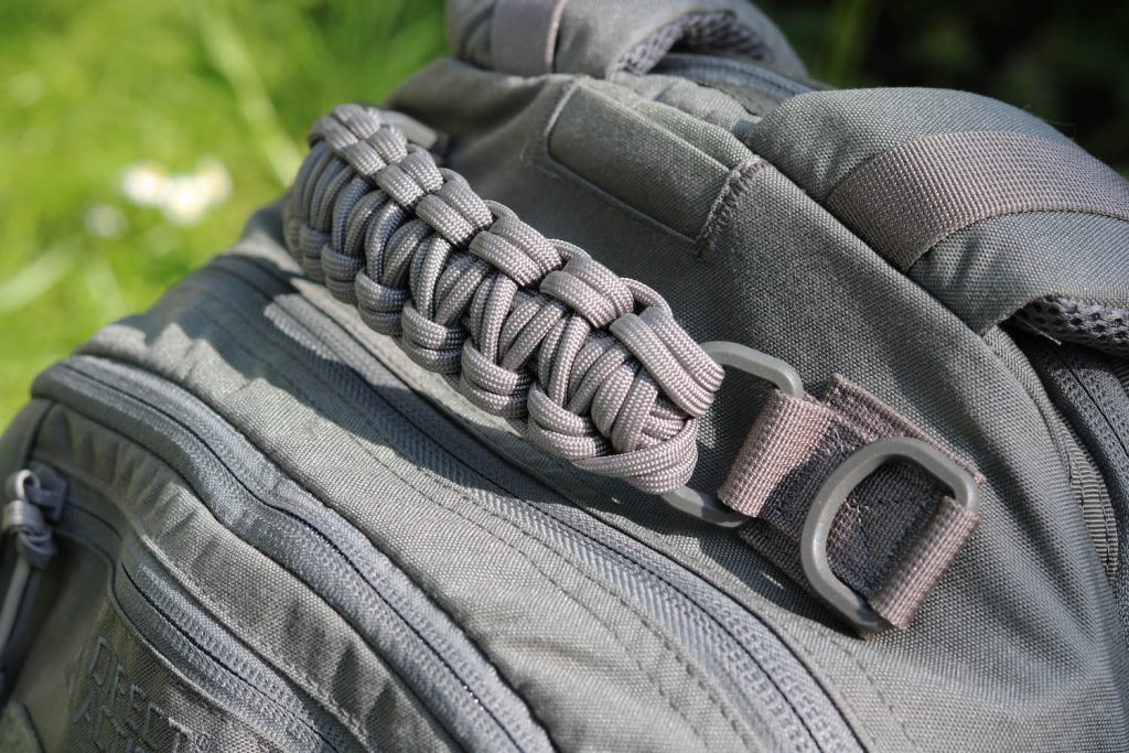Der Tragegriff besteht aus Paracord und liegt ziemlich gut in der Hand. Im Notfall könnten man den Griff ablösen und es stehen einem einige Meter Paracord zur Verfügung.