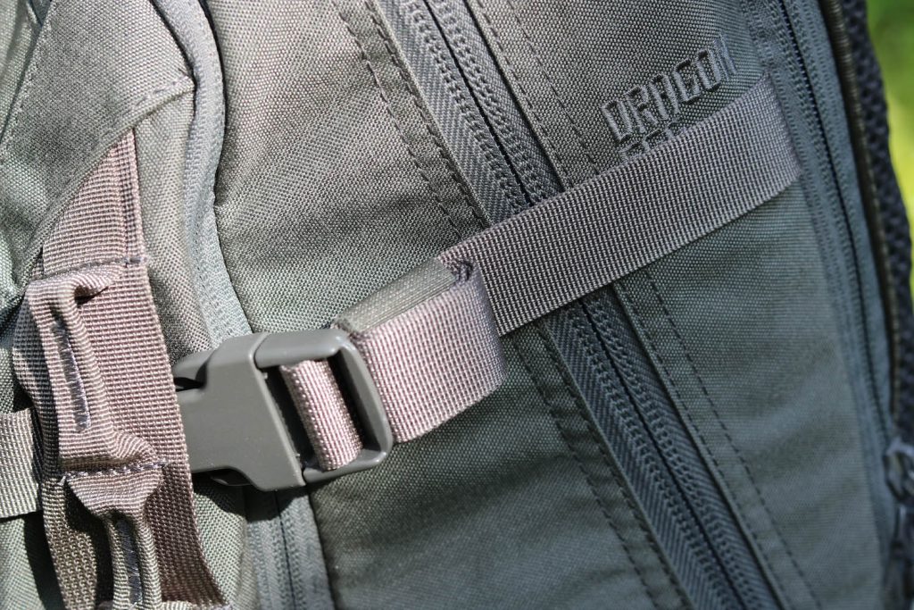 Die Enden der Spanngurte können einfach aufgewickelt und mit Klettband fixiert werden. Somit wackeln keine Gurte am Rucksack herum.