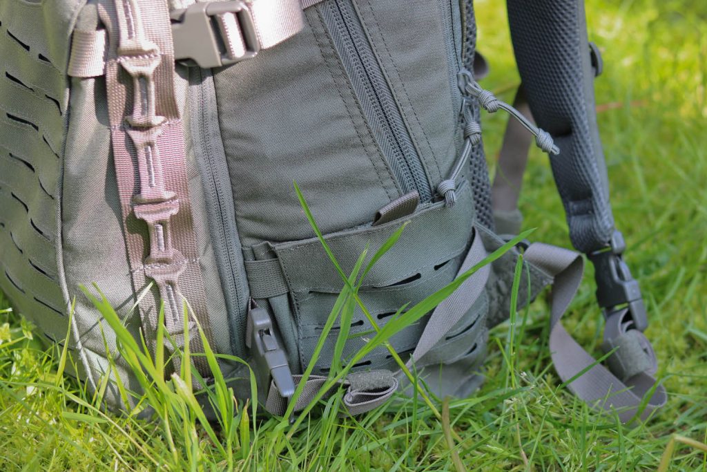 Die Seitentaschen liegen unbenutzt eng am Rucksack an, fassen aber problemlos auch größere Nalgene Flaschen, Grayl Wasserfilter, o.ä.